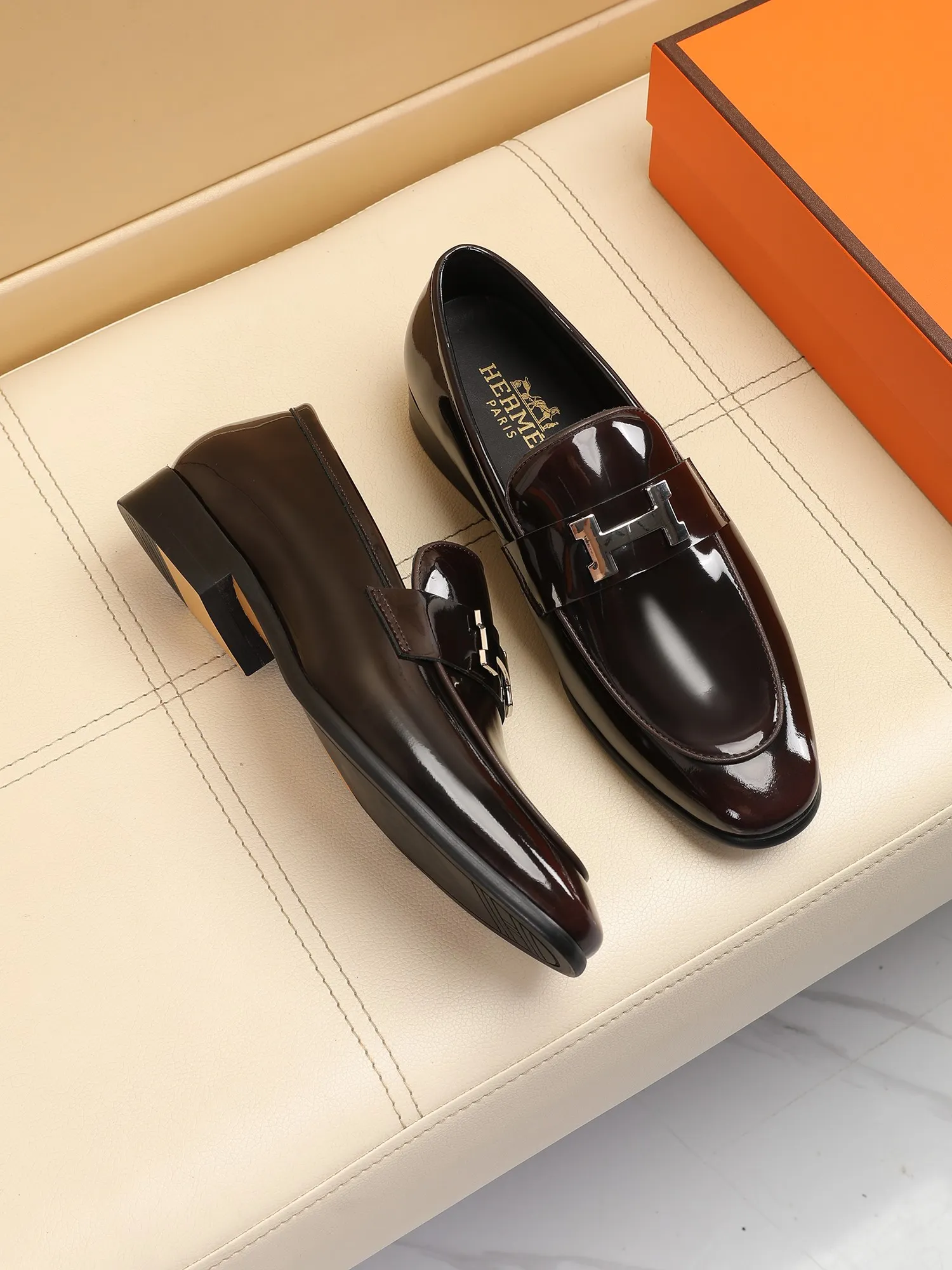 Factory price 460💶[HERMES] (cowhide lining)🍀Italian top luxury🍀He does not pursue novel styles and gorgeous colors, but attracts the favor of successful men with his flawless, elegant and classic style! This very, very comfortable, simple and stable style makes it easy to match any style! The pattern is absolutely 1:1 refined from the original case, and we strive for excellence in materials, imported cowhide + cowhide lining💪💪💪extraordinary texture👍! .Code number: 39 to 44 (38.4546 customized)